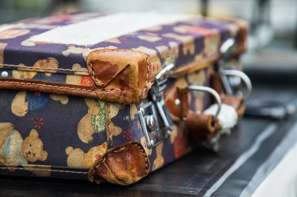 suitcase, theatre, travel-1662435.jpg